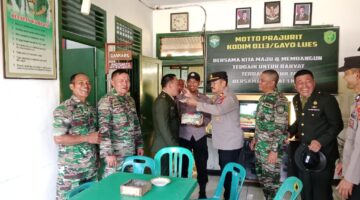 Rayakan HUT ke-80 TNI, Polsek Blangkejeren Datangi Koramil 03 dengan Kue Ulang Tahun dan Lagu Persaudaraan