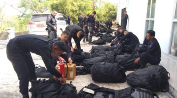 Brimob Polda Aceh Hadir di Tengah Aksi Massa Sopir Dump Truck di Depan Kantor DPRK Gayo Lues