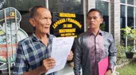 Poto: Muhammad Rafiq Hasibuan didampingi kuasa hukumnya Rudi Hasibuan SH memberikan keterangan kepada wartawan usai membuat laporan di SPKT Poldasu, Jumat (18/10).