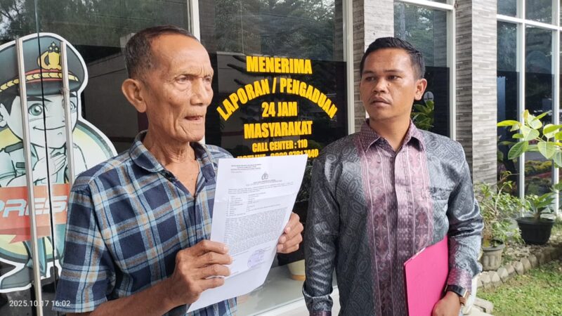 Poto: Muhammad Rafiq Hasibuan didampingi kuasa hukumnya Rudi Hasibuan SH memberikan keterangan kepada wartawan usai membuat laporan di SPKT Poldasu, Jumat (18/10).