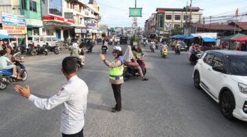 Personel Polres Aceh Tenggara Lakukan Pengamanan Simpang Jalan di Kota Kutacane Jelang Berbuka Puasa