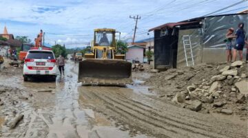 Sigap di Tengah Bencana, Personel Polsek Lawe Sigala-gala Bantu Warga Melintas di Lokasi Banjir Bandang