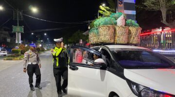 Polres Aceh Tenggara Gelar Razia Malam, Sopir Travel Bermuatan Berlebih Ditegur Humanis
