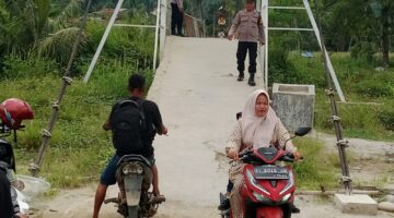 Tak Sekadar Memantau, Polsek Darul Hasanah Dampingi Warga Melintasi Jalur Darurat