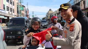 Jelang HUT RI ke-81, Wakapolres dan Forkopimda Aceh Tenggara Bagikan Bendera Merah Putih Gratis kepada Masyarakat