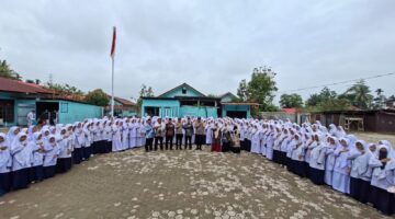 Kapolsek Bambel sebagai Inspektur Upacara Bendera di SMAS dan SMPS Darul Iman Desa Terutung Megara Baru, Kec. Bambel, dalam Rangka Pembinaan Kedisiplinan, Nasionalisme, dan Kesadaran Hukum Siswa