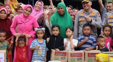Bersama Bhayangkari, Kapolres Aceh Tenggara Ulurkan Kepedulian Kepada Masyarakat Terdampak Banjir