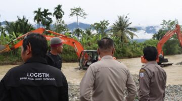Polisi Bersama Masyarakat, Wakapolres Aceh Tenggara Tinjau Tanggul Jebol, Bantu Warga dan Dirikan Tenda Pengungsian