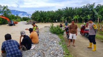 Kapolsek Bambel Turun Langsung Tangani Banjir, Tinjau Tanggul Jebol dan Bantu Warga