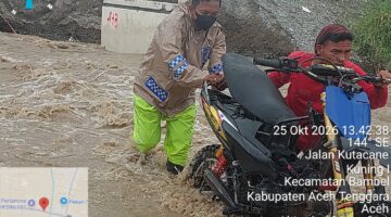 Polisi Bersama Masyarakat, Kapolsek Bambel Turunkan Personel Bantu Warga Terobos Banjir di Desa Kuning I