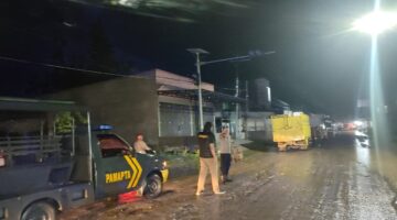 Luapan Air Rendam Jalan Lintas Kutacane–Medan, Polres Aceh Tenggara Atur Arus Lalu Lintas Di Desa Kuning I