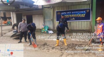 Tak Sekadar Instruksi, Kapolres Aceh Tenggara Turun Langsung Berjibaku Bersihkan Jalan Nasional dan Rumah Warga Pascabanjir