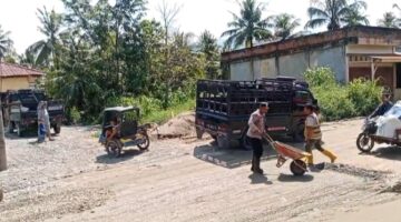 Peduli Keselamatan Pengguna Jalan, Kanit Samapta Polsek Bambel Bersama BPJN Perbaiki Jalan Berlubang di Kuning I