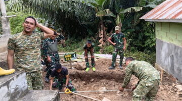 Satgas TMMD Ke-130 dan Warga Membuat Sumur Bor untuk Masyarakat Desa Kampung Pepelah dan Kampung Gajah